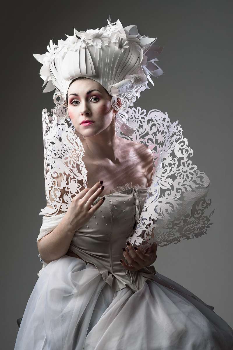 Asya Kozina é uma artista da Ucrânia com um trabalho que explora as possibilidades da escultura de papel. E ela faz isso através da pesquisa cultural e expressão plástica de diferentes momentos históricos e artísticos. E você pode ver isso muito bem nas imagens que selecionei de seu portfólio.