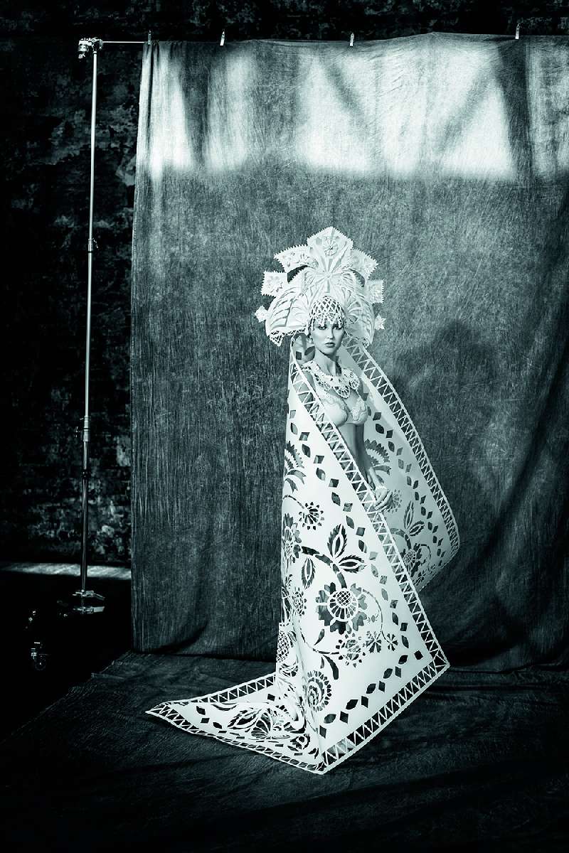 Asya Kozina é uma artista da Ucrânia com um trabalho que explora as possibilidades da escultura de papel. E ela faz isso através da pesquisa cultural e expressão plástica de diferentes momentos históricos e artísticos. E você pode ver isso muito bem nas imagens que selecionei de seu portfólio.