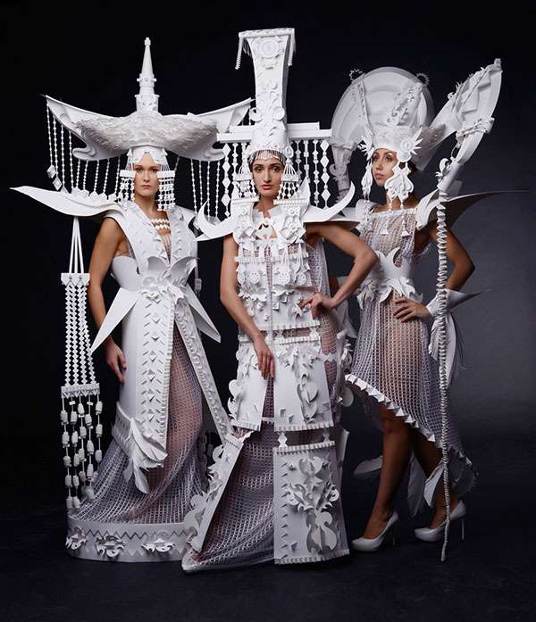 Asya Kozina é uma artista da Ucrânia com um trabalho que explora as possibilidades da escultura de papel. E ela faz isso através da pesquisa cultural e expressão plástica de diferentes momentos históricos e artísticos. E você pode ver isso muito bem nas imagens que selecionei de seu portfólio.