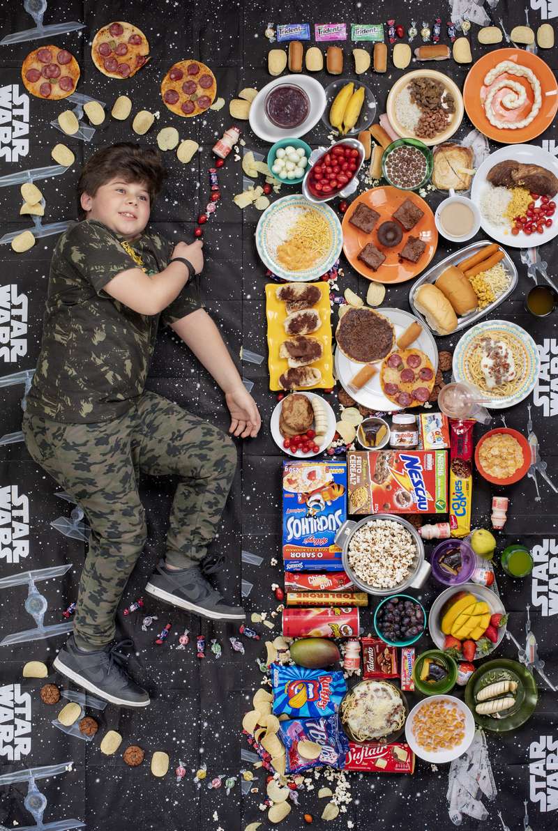 Com a obesidade infantil em ascensão e pensando na globalização da nutrição que o fotógrafo Gregg Segal decidiu documentar como seria uma semana de comida para uma criação ao redor do mundo. Concentrando suas lentes nas dietas das crianças, aquelas que terão seus futuros hábitos alimentares marcados através desses anos de formação, suas fotografias acabam tratando de cultura, classes sociais e de nutrição.