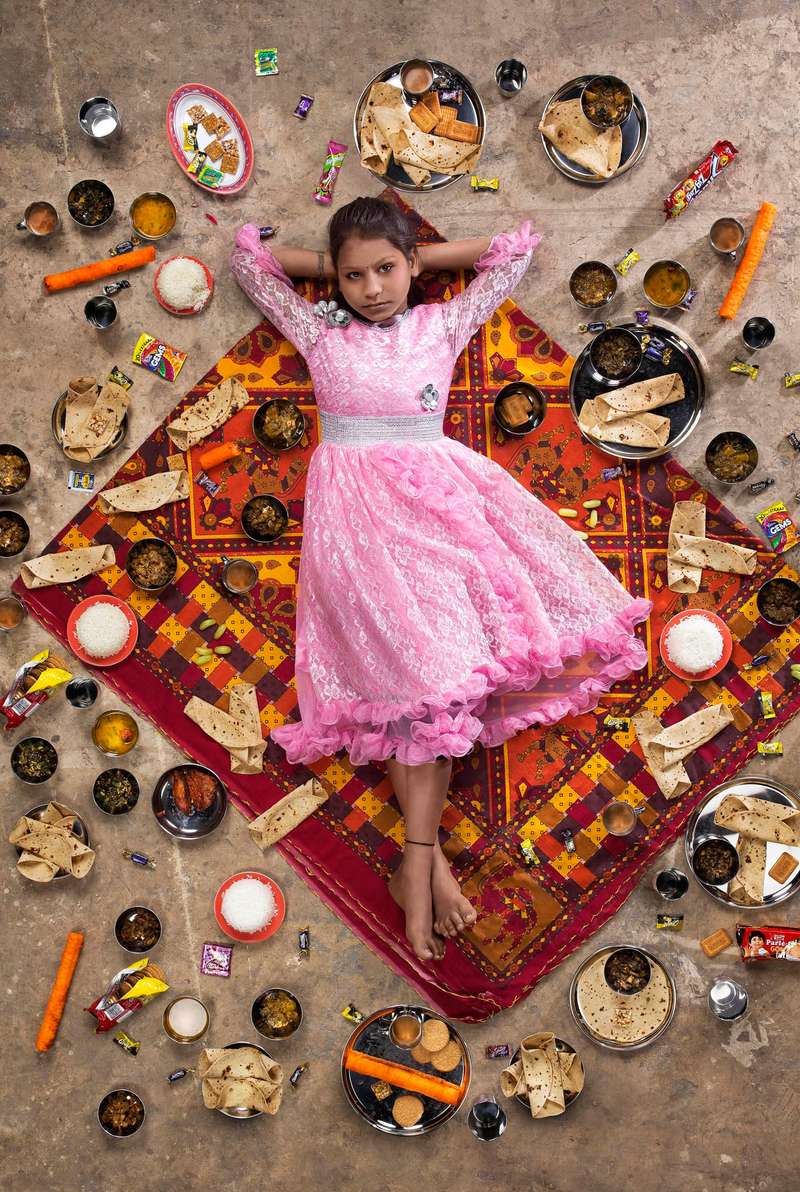 Com a obesidade infantil em ascensão e pensando na globalização da nutrição que o fotógrafo Gregg Segal decidiu documentar como seria uma semana de comida para uma criação ao redor do mundo. Concentrando suas lentes nas dietas das crianças, aquelas que terão seus futuros hábitos alimentares marcados através desses anos de formação, suas fotografias acabam tratando de cultura, classes sociais e de nutrição.