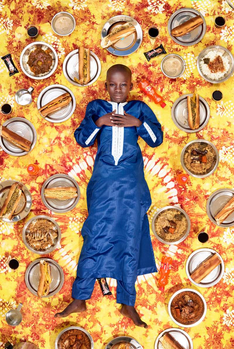 Com a obesidade infantil em ascensão e pensando na globalização da nutrição que o fotógrafo Gregg Segal decidiu documentar como seria uma semana de comida para uma criação ao redor do mundo. Concentrando suas lentes nas dietas das crianças, aquelas que terão seus futuros hábitos alimentares marcados através desses anos de formação, suas fotografias acabam tratando de cultura, classes sociais e de nutrição.