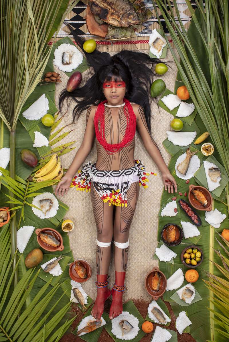 Com a obesidade infantil em ascensão e pensando na globalização da nutrição que o fotógrafo Gregg Segal decidiu documentar como seria uma semana de comida para uma criação ao redor do mundo. Concentrando suas lentes nas dietas das crianças, aquelas que terão seus futuros hábitos alimentares marcados através desses anos de formação, suas fotografias acabam tratando de cultura, classes sociais e de nutrição.