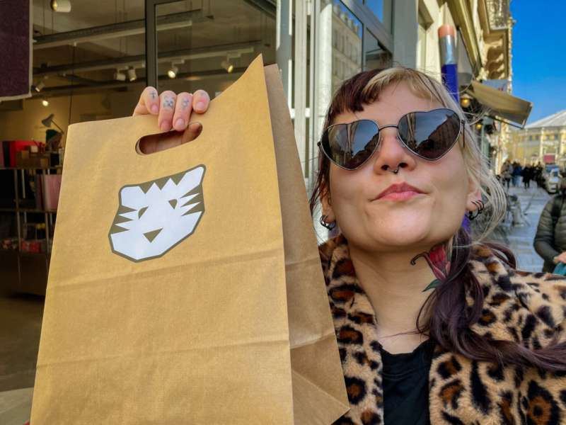 Visitar a Papier Tigre Paris é visitar mais do que uma papelaria normal já que eles criam, projetam e produzem uma série de lindas coleções de produtos de papel. Esses produtos de papelaria tem um estilo inovador e, nesse mundo de produtos em massa em que vivemos hoje, é bom ver que ainda tem gente que faz coisas com alma.