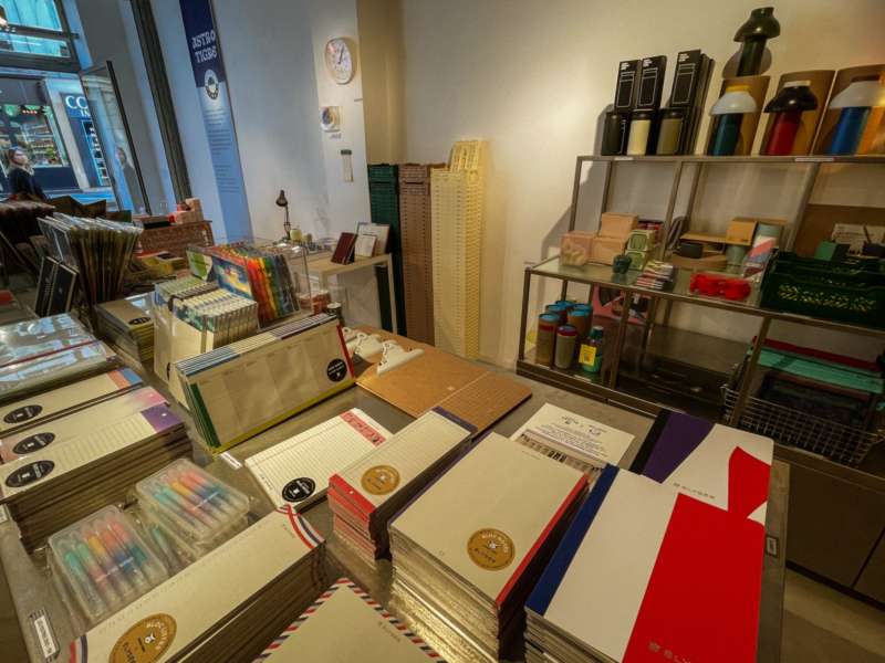 Visitar a Papier Tigre Paris é visitar mais do que uma papelaria normal já que eles criam, projetam e produzem uma série de lindas coleções de produtos de papel. Esses produtos de papelaria tem um estilo inovador e, nesse mundo de produtos em massa em que vivemos hoje, é bom ver que ainda tem gente que faz coisas com alma.