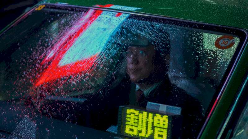 Grande parte do seu portfólio fotográfico apresenta uma Tóquio depois da meia-noite, um horário especial para as ruas da capital do Japão. É aqui que Liam Wong brilha som seu domínio sobre as cores e as imagens de sinalização e luzes da cidade. 