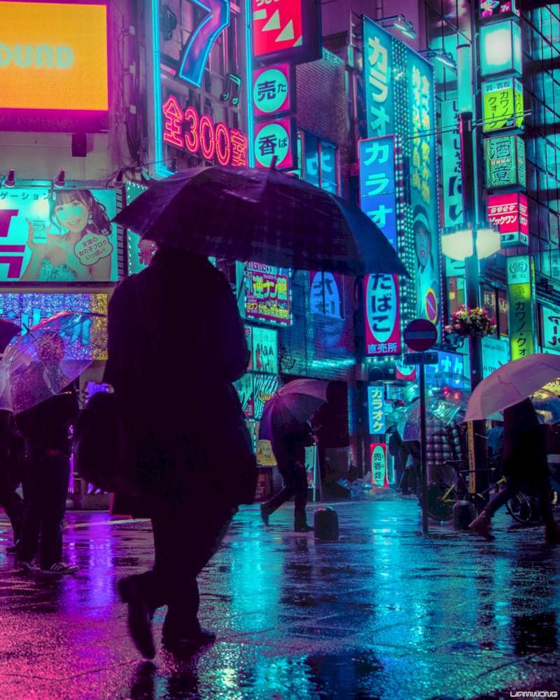 Grande parte do seu portfólio fotográfico apresenta uma Tóquio depois da meia-noite, um horário especial para as ruas da capital do Japão. É aqui que Liam Wong brilha som seu domínio sobre as cores e as imagens de sinalização e luzes da cidade. 