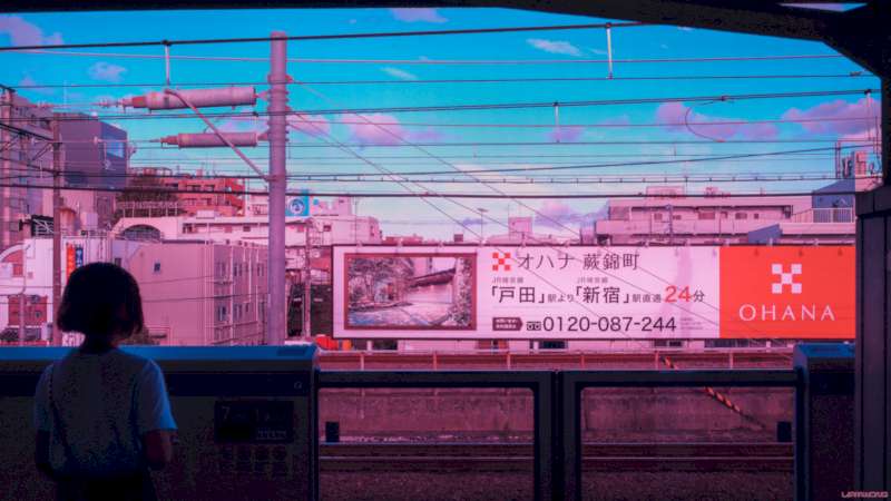 Grande parte do seu portfólio fotográfico apresenta uma Tóquio depois da meia-noite, um horário especial para as ruas da capital do Japão. É aqui que Liam Wong brilha som seu domínio sobre as cores e as imagens de sinalização e luzes da cidade.