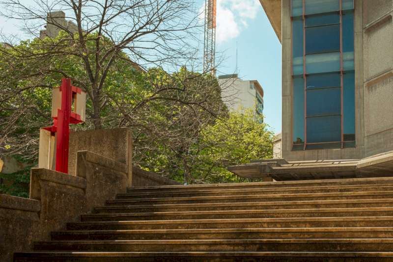 A Igreja do Sagrado Coração de Jesus foi projetada pelos arquitetos Nuno Portas e Nuno Teotônio Pereira e construída entre 1962 e 1967. Foi aberta ao público a 25 de junho de 1970 e, na sequência, ganhou o Prêmio Valmor em 1975, uma premiação pela qualidade arquitetônica de novos edifícios construídos em Lisboa.