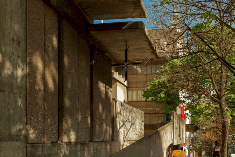 A Igreja do Sagrado Coração de Jesus é uma belíssima igreja brutalista em Lisboa construída na década de 1960 e hoje é classificada como monumento nacional em Portugal.