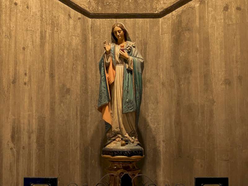 A Igreja do Sagrado Coração de Jesus é uma belíssima igreja brutalista em Lisboa construída na década de 1960 e hoje é classificada como monumento nacional em Portugal.