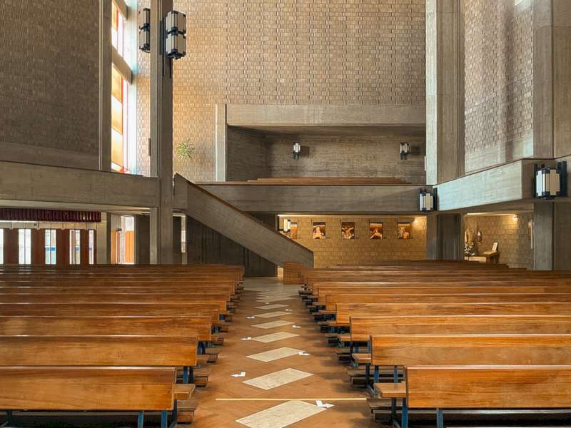 Ela tem um aspecto experimental resultado do trabalho dos arquitetos Nuno Portas e Nuno Teotônio Pereira, que lideravam um movimento em Portugal para libertar a arquitetura religiosa contemporânea dos estigmas históricos. O objetivo era renovar a arquitetura religiosa, e a Igreja do Sagrado Coração de Jesus é considerada o destaque desse esforço.