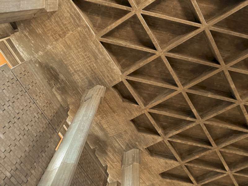 Ela tem um aspecto experimental resultado do trabalho dos arquitetos Nuno Portas e Nuno Teotônio Pereira, que lideravam um movimento em Portugal para libertar a arquitetura religiosa contemporânea dos estigmas históricos. O objetivo era renovar a arquitetura religiosa, e a Igreja do Sagrado Coração de Jesus é considerada o destaque desse esforço.