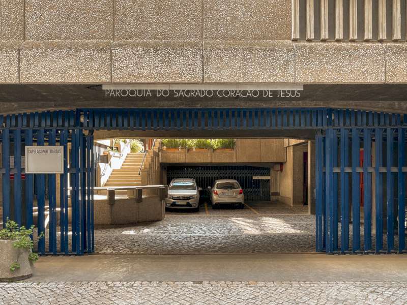 A Igreja do Sagrado Coração de Jesus foi projetada pelos arquitetos Nuno Portas e Nuno Teotônio Pereira e construída entre 1962 e 1967. Foi aberta ao público a 25 de junho de 1970 e, na sequência, ganhou o Prêmio Valmor em 1975, uma premiação pela qualidade arquitetônica de novos edifícios construídos em Lisboa.