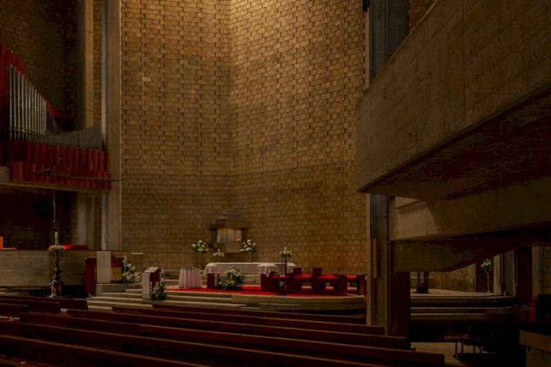 A Igreja do Sagrado Coração de Jesus foi projetada pelos arquitetos Nuno Portas e Nuno Teotônio Pereira e construída entre 1962 e 1967. Foi aberta ao público a 25 de junho de 1970 e, na sequência, ganhou o Prêmio Valmor em 1975, uma premiação pela qualidade arquitetônica de novos edifícios construídos em Lisboa.