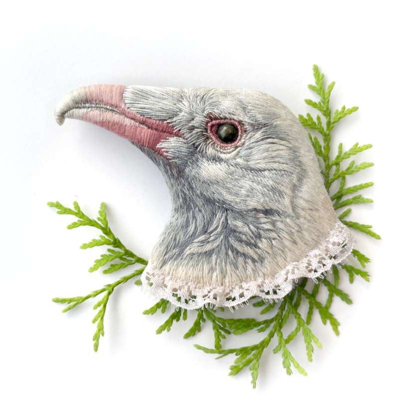 Paulina Bartnik é uma artista polonesa que cria broches bordados de pássaros com uma aparência mais do que realista. Ela usa de agulhas e linhas para criar um visual que parece impossível de ter sido feito dessa forma.