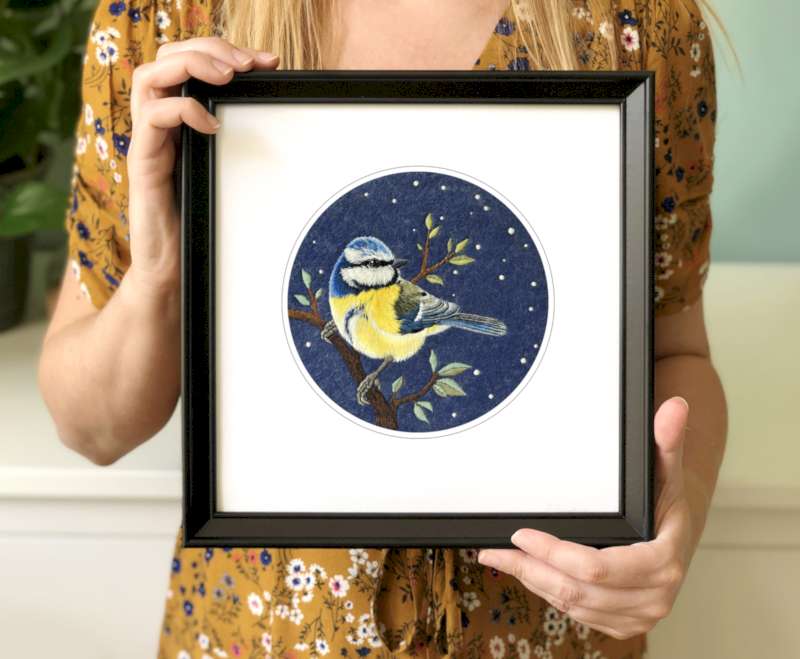 Paulina Bartnik é uma artista polonesa que cria broches bordados de pássaros com uma aparência mais do que realista. Ela usa de agulhas e linhas para criar um visual que parece impossível de ter sido feito dessa forma.