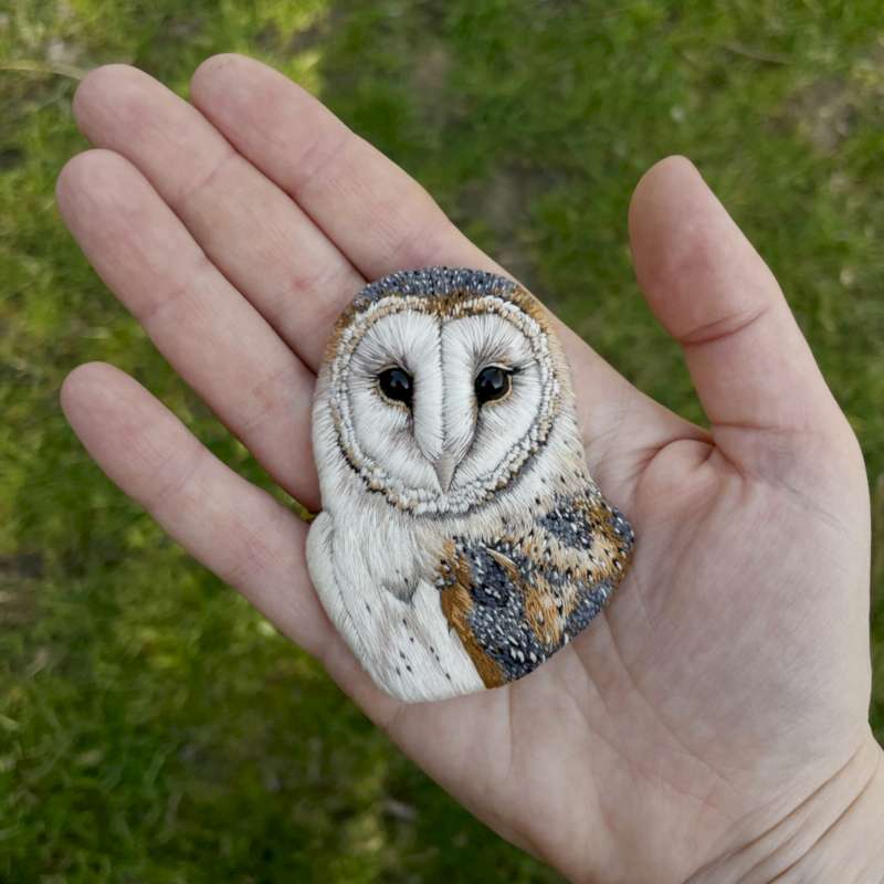 Paulina Bartnik é uma artista polonesa que cria broches bordados de pássaros com uma aparência mais do que realista. Ela usa de agulhas e linhas para criar um visual que parece impossível de ter sido feito dessa forma.