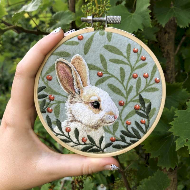 Paulina Bartnik é uma artista polonesa que cria broches bordados de pássaros com uma aparência mais do que realista. Ela usa de agulhas e linhas para criar um visual que parece impossível de ter sido feito dessa forma.