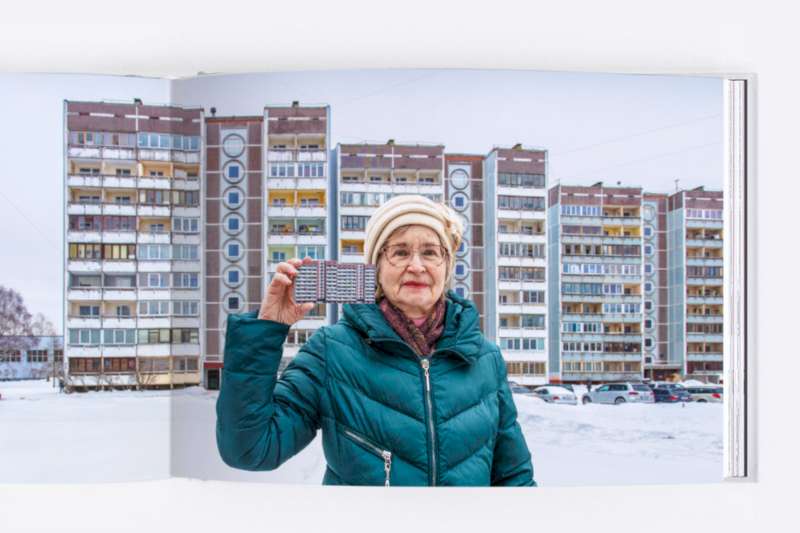The Tenants é um livro que explora as habitações construídas em massa nos países socialistas após a Segunda Guerra Mundial. Essa foi uma maneira rápida e extremamente eficaz de fornecer residências para a população urbana após toda a destruição dos anos anteriores.
