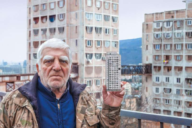 The Tenants é um livro que explora as habitações construídas em massa nos países socialistas após a Segunda Guerra Mundial. Essa foi uma maneira rápida e extremamente eficaz de fornecer residências para a população urbana após toda a destruição dos anos anteriores.