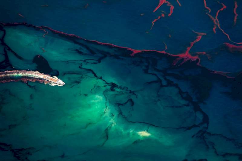 Entre os projetos que explorei no portfólio fotográfico do Daniel Beltrá, o que mais me chamou a atenção vem direto de maio de 2010. Foi nessa época que o fotografo foi para o Golfo do México documentar o maior vazamento de petróleo no oceano da história. Esse vazamento de petróleo foi responsabilidade da BP e começou em abril de 2010 e só parou meses depois, em setembro de 2010.