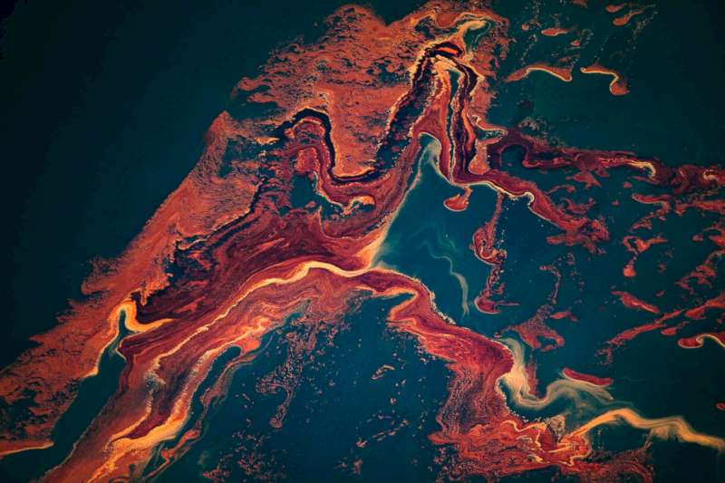 Daniel Beltrá encontra a inspiração na beleza e na complexidade da natureza. Talvez, por isso que a fragilidade dos nossos ecossistemas sejam o fio condutor da sua carreira fotográfica. Afinal, suas fotografias mostram a vasta escala de transformação que o nosso mundo anda a passar devido a intervenções humanas.