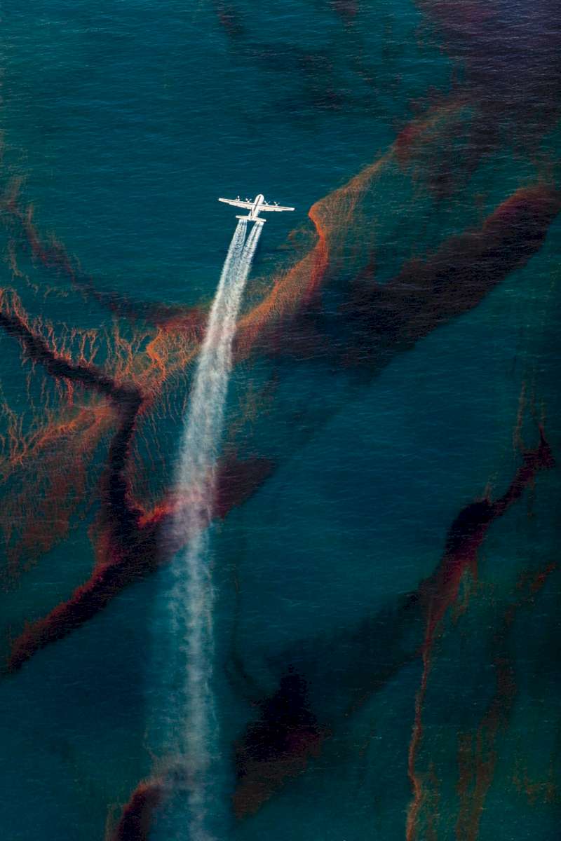 Daniel Beltrá encontra a inspiração na beleza e na complexidade da natureza. Talvez, por isso que a fragilidade dos nossos ecossistemas sejam o fio condutor da sua carreira fotográfica. Afinal, suas fotografias mostram a vasta escala de transformação que o nosso mundo anda a passar devido a intervenções humanas.