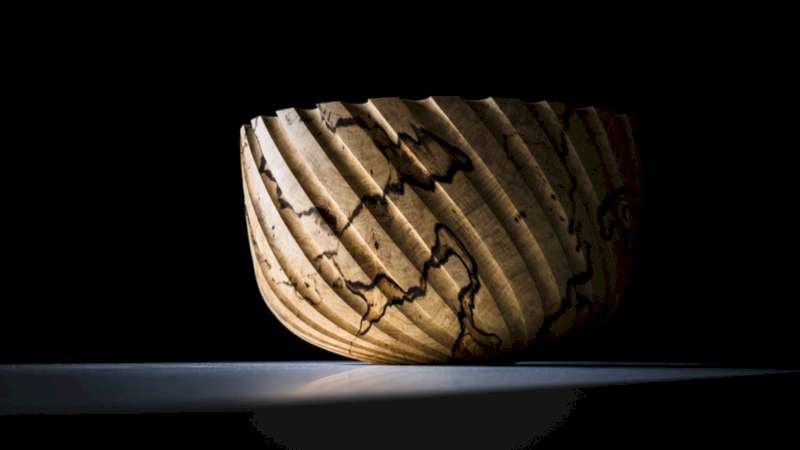 Com o Found Wood, o processo foi um pouco diferente. O seu interesse em texturas e espaços negativos expandiu-se para novos materiais. De uma forma mais natural e, por assim dizer, sustentável. E foi assim que Oliver Chalk encontrou a madeira como material artístico.