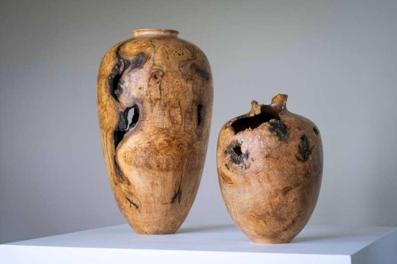 Com o Found Wood, o processo foi um pouco diferente. O seu interesse em texturas e espaços negativos expandiu-se para novos materiais. De uma forma mais natural e, por assim dizer, sustentável. E foi assim que Oliver Chalk encontrou a madeira como material artístico.