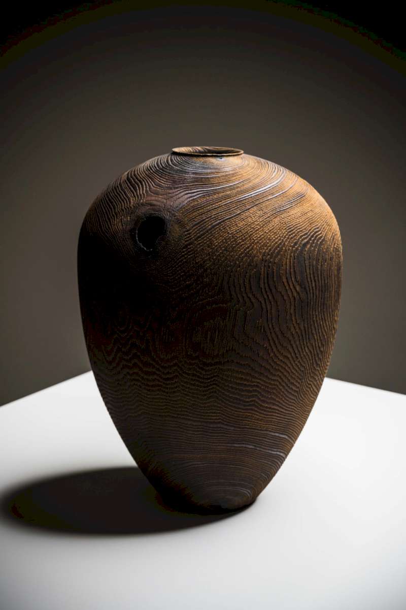 Com o Found Wood, o processo foi um pouco diferente. O seu interesse em texturas e espaços negativos expandiu-se para novos materiais. De uma forma mais natural e, por assim dizer, sustentável. E foi assim que Oliver Chalk encontrou a madeira como material artístico.