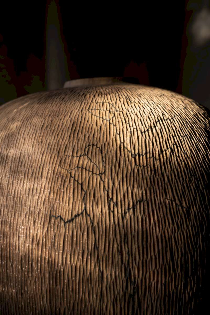 Com o Found Wood, o processo foi um pouco diferente. O seu interesse em texturas e espaços negativos expandiu-se para novos materiais. De uma forma mais natural e, por assim dizer, sustentável. E foi assim que Oliver Chalk encontrou a madeira como material artístico.