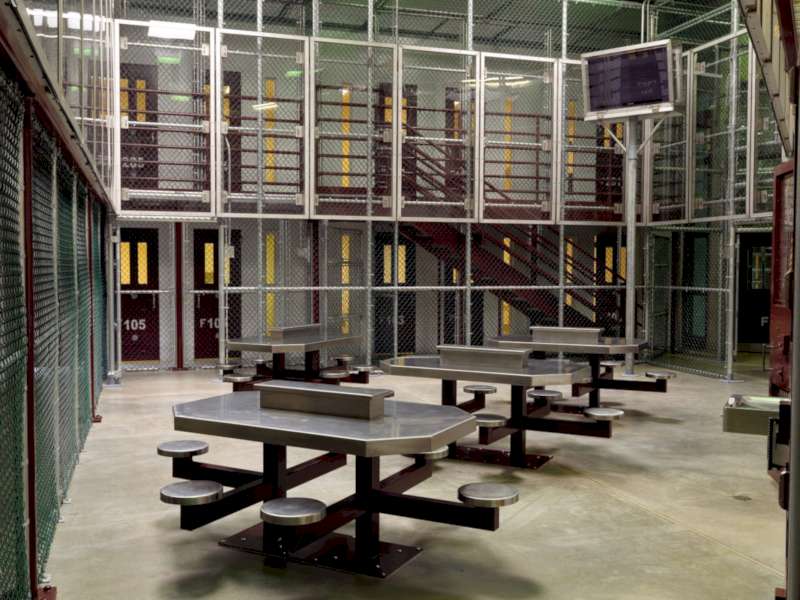 A base naval norte-americana de Guantánamo fica em Cuba e abrigou centenas de homens detidos após os ataques de 11 de setembro de 2001. As fotos que você pode ver aqui foram feitas por Edmund Clark e documentam um lado diferente dessa base militar. 