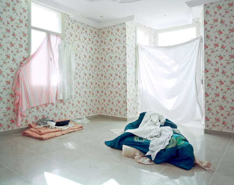 As fotografias feitas por Edmund Clark entre 2009 e 2010 receberam o nome de Guantanamo: If the Light Goes Out e ilustram três diferentes experiências. A base naval de Guantánamo que é a sede da comunidade americana, o complexo de campos de prisioneiros e as casas dos ex-detentos que nunca foram acusados de um crime, mas que não podem sair da ilha e da base militar.