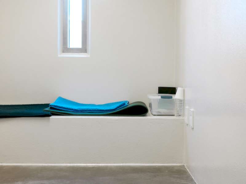As fotografias feitas por Edmund Clark entre 2009 e 2010 receberam o nome de Guantanamo: If the Light Goes Out e ilustram três diferentes experiências. A base naval de Guantánamo que é a sede da comunidade americana, o complexo de campos de prisioneiros e as casas dos ex-detentos que nunca foram acusados de um crime, mas que não podem sair da ilha e da base militar.