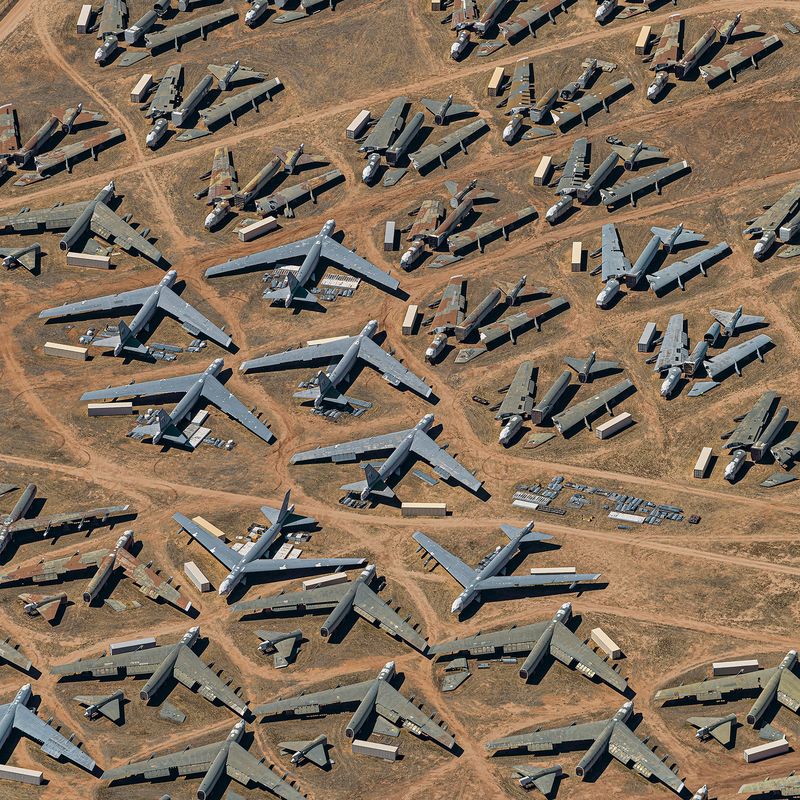 A Base da Força Aérea Davis-Monthan em Tucson é um tesouro da história da aviação militar. É lá que você vai ver a maior seleção de mísseis e aeronaves do mundo, um museu militar ao ar livre que foi fotografado por Bernhard Lang. 