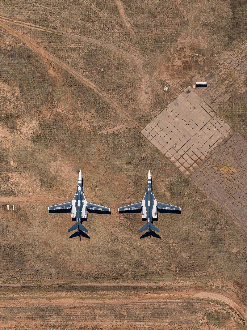 A Base da Força Aérea Davis-Monthan em Tucson é um tesouro da história da aviação militar. É lá que você vai ver a maior seleção de mísseis e aeronaves do mundo, um museu militar ao ar livre que foi fotografado por Bernhard Lang. 