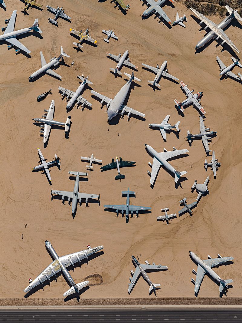 A Base da Força Aérea Davis-Monthan em Tucson é um tesouro da história da aviação militar. É lá que você vai ver a maior seleção de mísseis e aeronaves do mundo, um museu militar ao ar livre que foi fotografado por Bernhard Lang. 