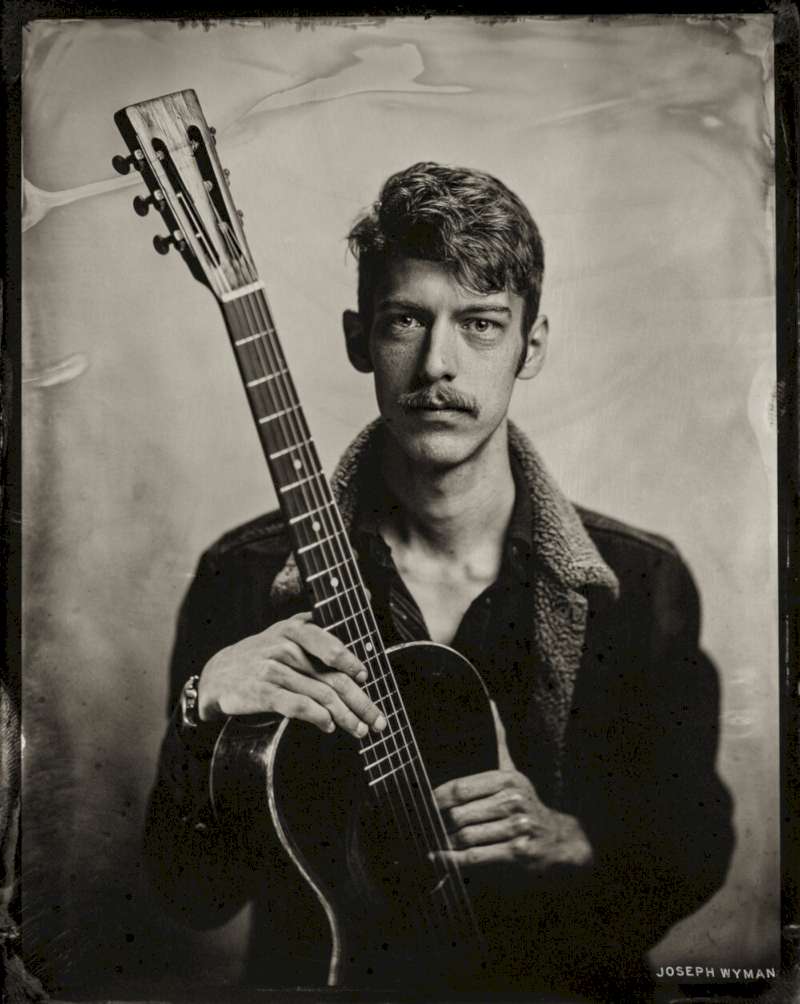 Conheci o portfólio de fotografia do Joseph Wyman acidentalmente quando cliquei em um link que tentava explicar o visual das imagens que aparecem nas telas de loading do Red Dead Redemption 2. Não me lembro como cheguei no seu trabalho mas sei que as imagens que vi por lá me chamaram muito a atenção.