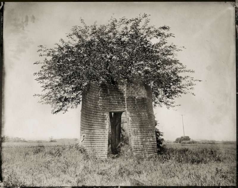 Joseph Wyman é um fotógrafo americano baseado na cidade de Pittsburgh. Ele serviu no exército americano e, desde 2021, vive viajando pelos Estados Unidos imortalizando pessoas em um processo fotográfico do final dos anos 1800, conhecido como Wet Plate Collodion e chamado Tintypes hoje em dia.