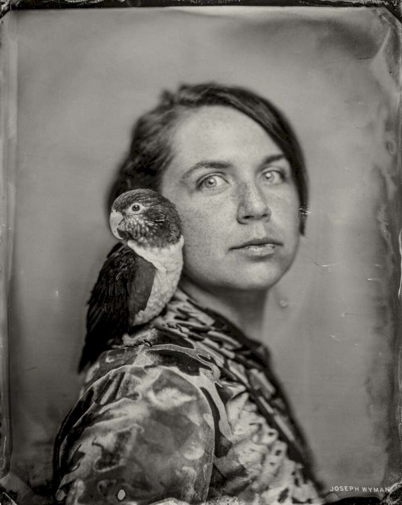 Joseph Wyman é um fotógrafo americano baseado na cidade de Pittsburgh. Ele serviu no exército americano e, desde 2021, vive viajando pelos Estados Unidos imortalizando pessoas em um processo fotográfico do final dos anos 1800, conhecido como Wet Plate Collodion e chamado Tintypes hoje em dia.