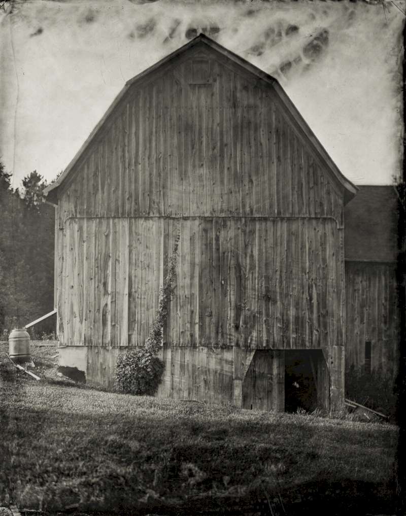 Joseph Wyman é um fotógrafo americano baseado na cidade de Pittsburgh. Ele serviu no exército americano e, desde 2021, vive viajando pelos Estados Unidos imortalizando pessoas em um processo fotográfico do final dos anos 1800, conhecido como Wet Plate Collodion e chamado Tintypes hoje em dia.