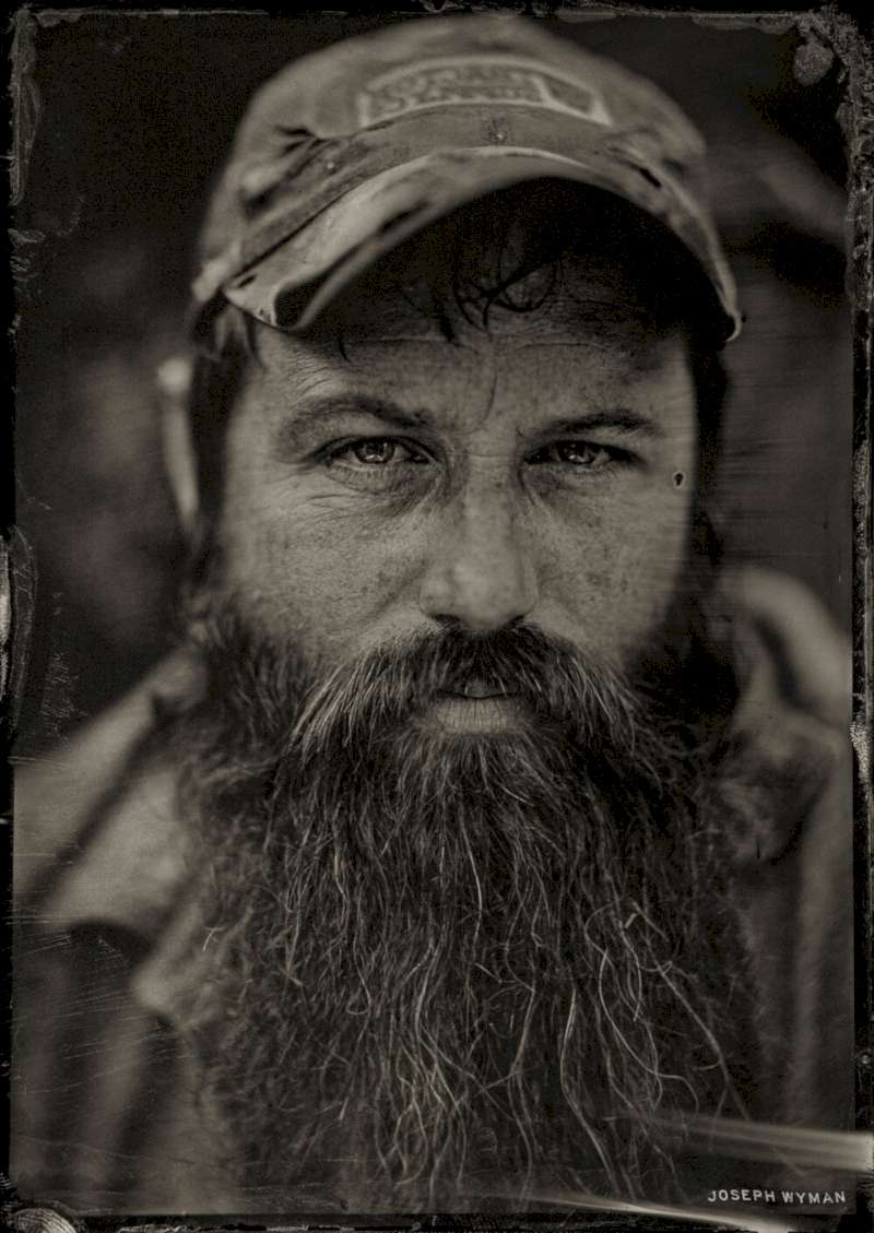 Joseph Wyman é um fotógrafo americano baseado na cidade de Pittsburgh. Ele serviu no exército americano e, desde 2021, vive viajando pelos Estados Unidos imortalizando pessoas em um processo fotográfico do final dos anos 1800, conhecido como Wet Plate Collodion e chamado Tintypes hoje em dia.