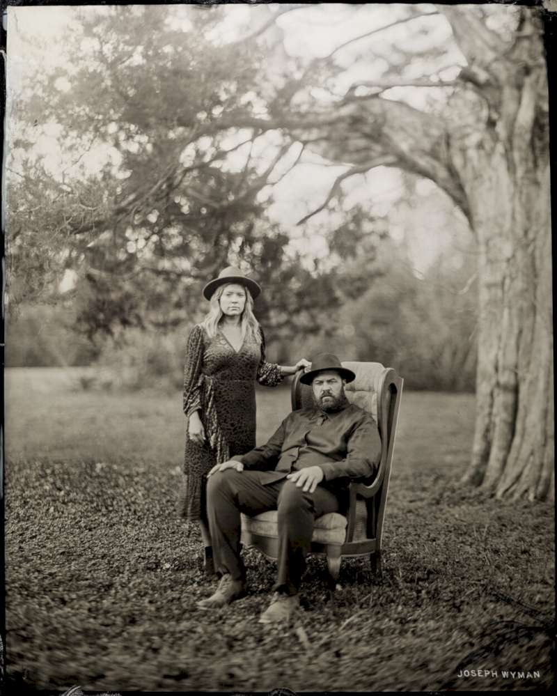 Conheci o portfólio de fotografia do Joseph Wyman acidentalmente quando cliquei em um link que tentava explicar o visual das imagens que aparecem nas telas de loading do Red Dead Redemption 2. Não me lembro como cheguei no seu trabalho mas sei que as imagens que vi por lá me chamaram muito a atenção.