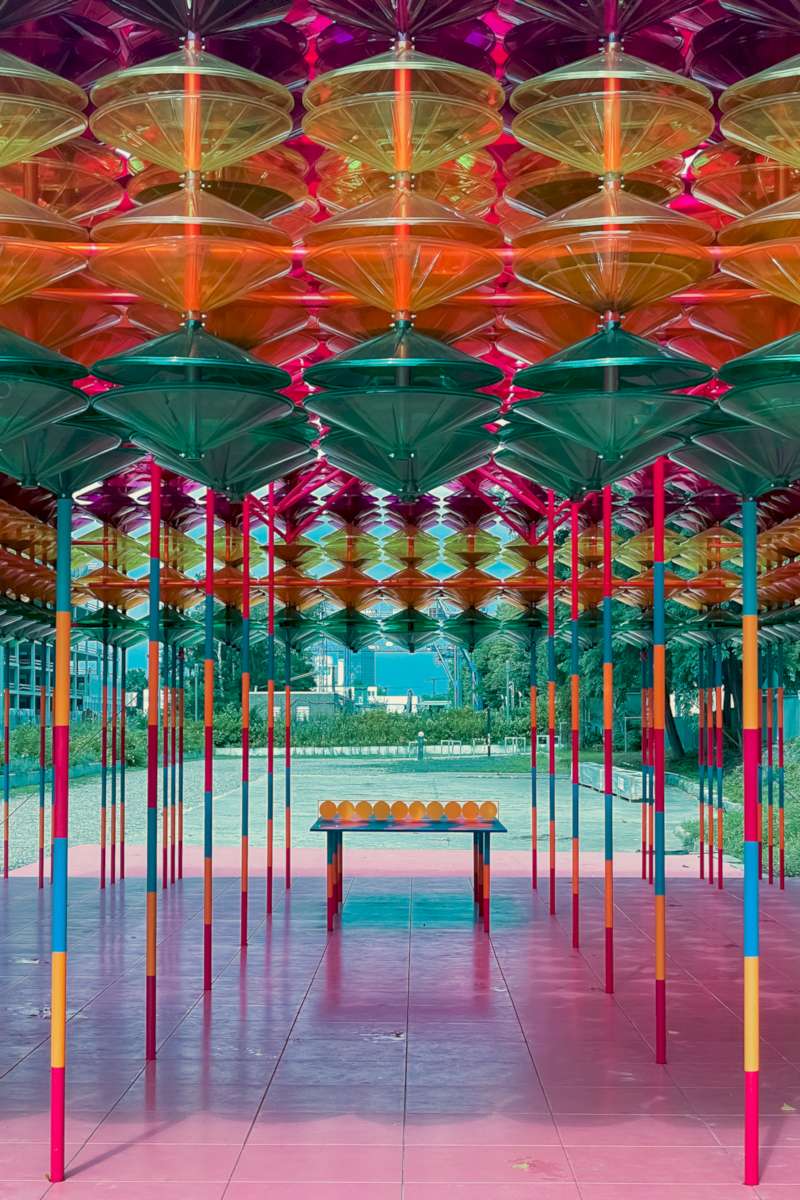 O nome desse pavilhão pode ser traduzido como Raios Filtrados e se torna um espaço iluminado a beira da água que incentiva as pessoas a ver o mundo de um jeito um pouco diferente. A ideia da designer foi a de criar um espaço que pudesse unir as pessoas através de uma experiência meditativa e reflexiva. Isso foi feito através de uma combinação de cones coloridos em diversas camadas, com a intenção de criar um filtro para a visão do exterior. 