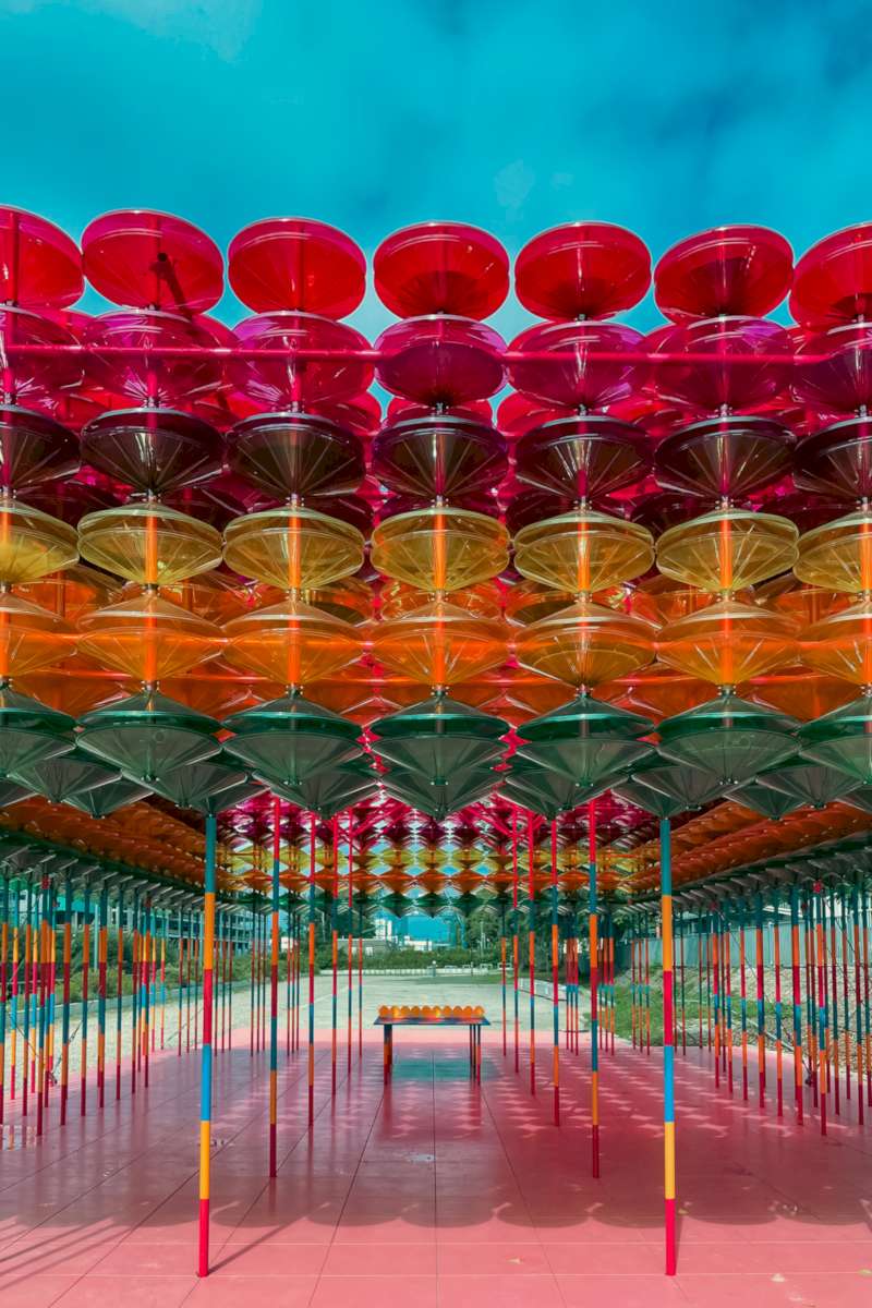 Filtered Rays é o nome de um pavilhão colorido criado pela designer londrina Yinka Ilori como espaço de eventos para o Hotel Estrel Berlim, aqui na Alemanha. 