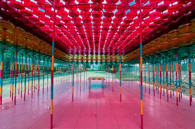 Filtered Rays é o nome de um pavilhão colorido criado pela designer londrina Yinka Ilori como espaço de eventos para o Hotel Estrel Berlim, aqui na Alemanha. 