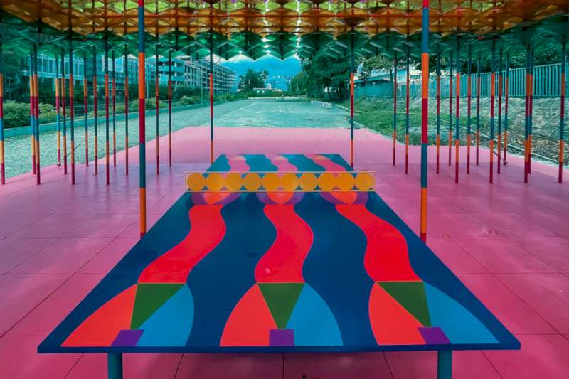 O nome desse pavilhão pode ser traduzido como Raios Filtrados e se torna um espaço iluminado a beira da água que incentiva as pessoas a ver o mundo de um jeito um pouco diferente. A ideia da designer foi a de criar um espaço que pudesse unir as pessoas através de uma experiência meditativa e reflexiva. Isso foi feito através de uma combinação de cones coloridos em diversas camadas, com a intenção de criar um filtro para a visão do exterior. 