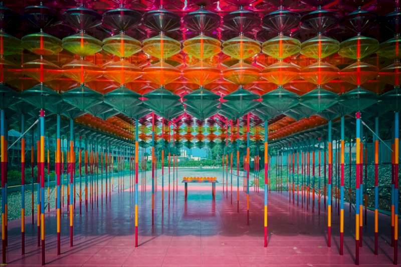 O nome desse pavilhão pode ser traduzido como Raios Filtrados e se torna um espaço iluminado a beira da água que incentiva as pessoas a ver o mundo de um jeito um pouco diferente. A ideia da designer foi a de criar um espaço que pudesse unir as pessoas através de uma experiência meditativa e reflexiva. Isso foi feito através de uma combinação de cones coloridos em diversas camadas, com a intenção de criar um filtro para a visão do exterior.