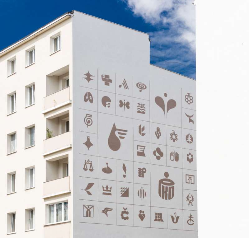 Karol Sliwka foi um designer gráfico polonês conhecido por criar mais de 400 logos e por seu trabalho com branding. O seu trabalho começou a ser reconhecido na Polônia quando o seu design foi exposto na Exposição Polonesa de Marcas Gráficas em 1969.